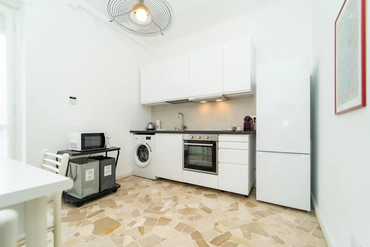 Bright Apartment In Milán 0*,  Italia