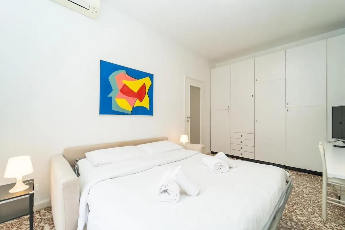 Bright Apartment In Milán 0*,
