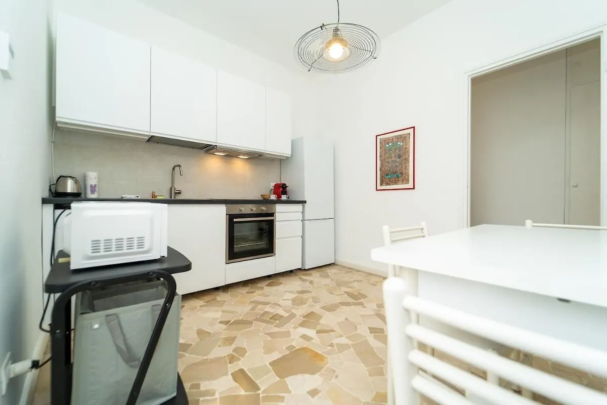 Bright Apartment In Milan