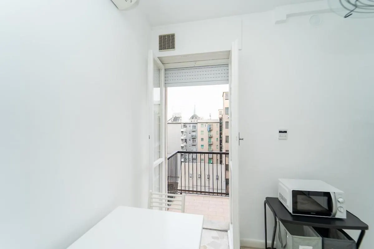 Bright Apartment In Milan